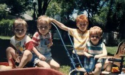 4 jeunes enfants dans un jardin