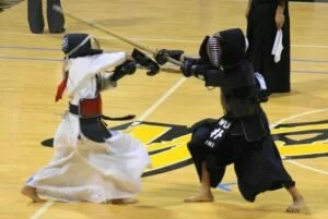 Un combat entre deux pratiquant du kendo