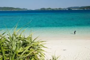 Plage de sable blanc d'Okinawa et sa mer turquoise