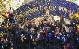 La célébration de l'équipe de France lors de la cérémonie de remise de prix à la fin du Mondial 2018