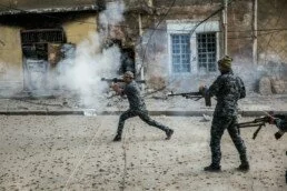 Des soldats défendent Mossoul
