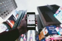 téléphone tenu dans une main en ville